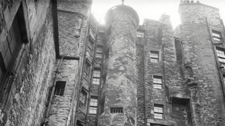 Characteristic building - Edinburgh old town